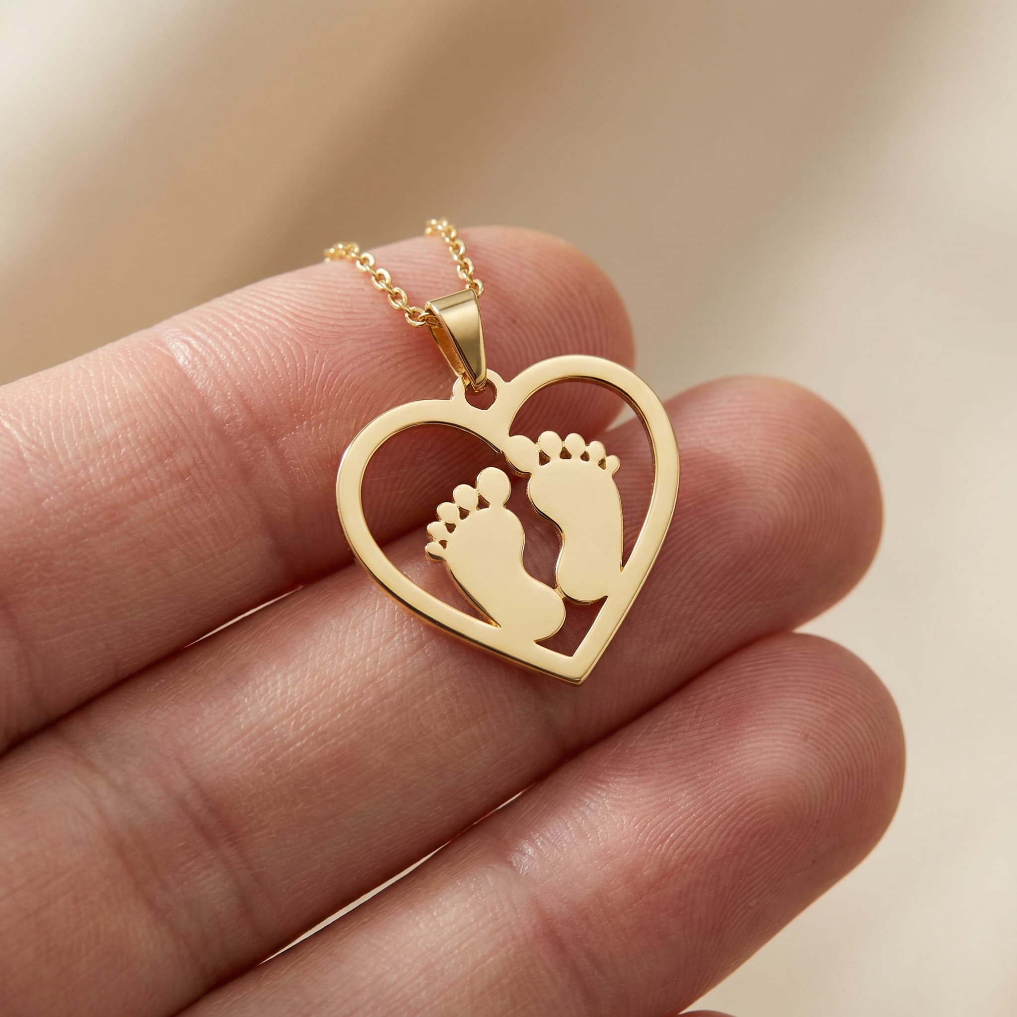 Kalpli Bebek Ayak İzi Kolye – 925 Ayar Gümüş (Kişiye Özel)